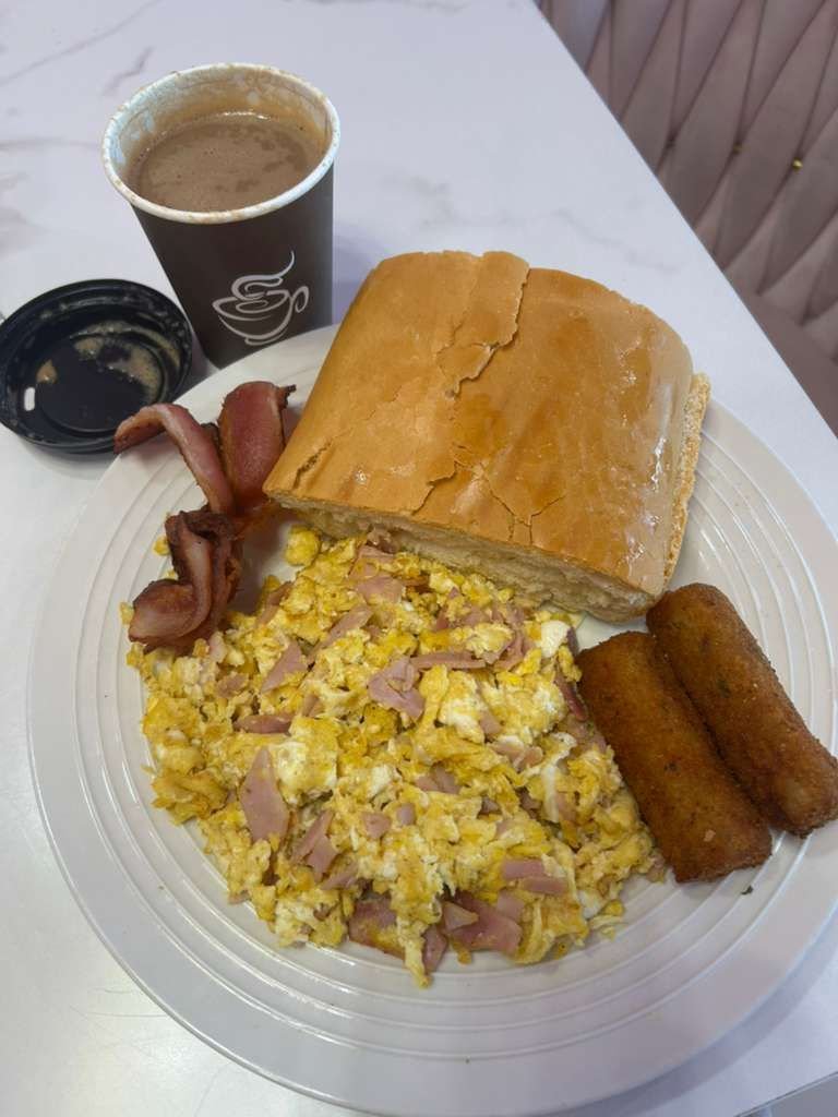Desayuno cubano con pan, huevos, bacon y croquetas