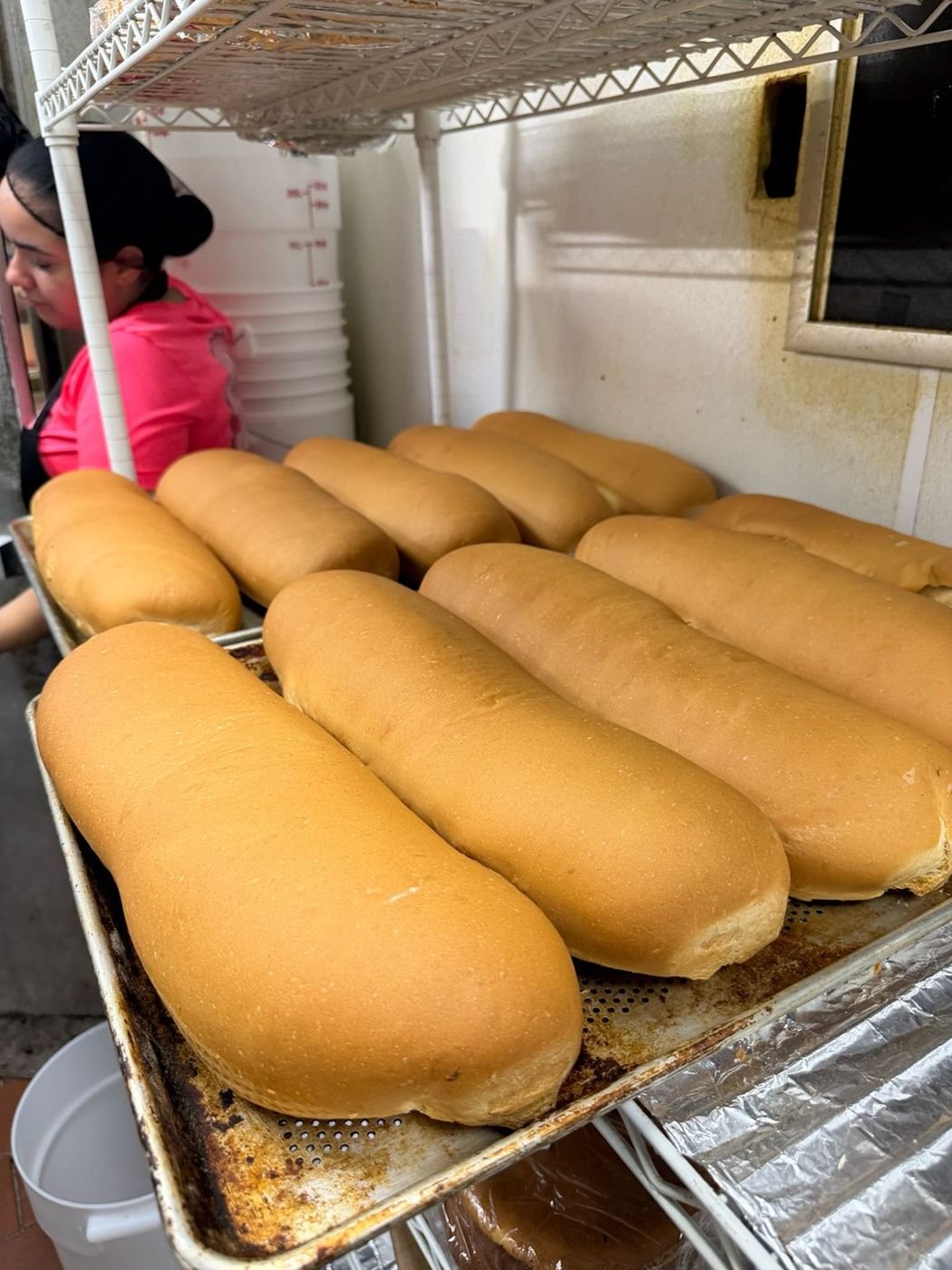Pan cubano recién salido del horno en la cocina de Ena's