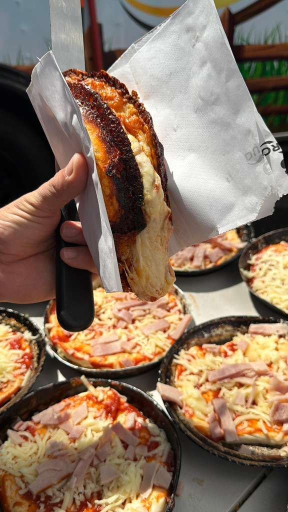 Pizza cubana con jamón y queso